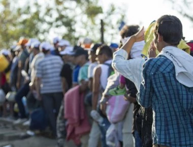 Κοινωνία σε λήθαργο: Διευθύντρια Δημοτικού σχολείου στην Χίο στοχοποιεί τους 1.130 γονείς που αντιδρούν στη μετανάστευση
